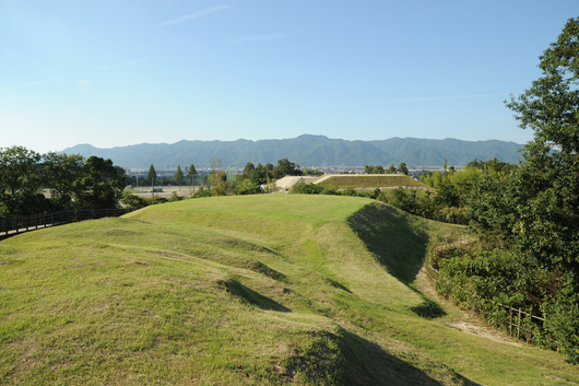 西谷4号墓　墳丘（南から）